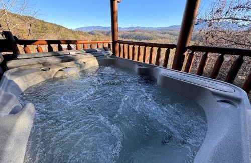 Gatlinburg - Pigeon Forge Ski Chalet | Smoky Paws - Exceptional Cabin, Stunning Mountain Views, Hot Tub, Tranquil, Gigabit Internet, Free L2 EV