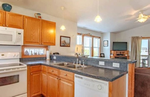 Kill Devil Hills House | Smooth Landing OBX. Steps to the beach!