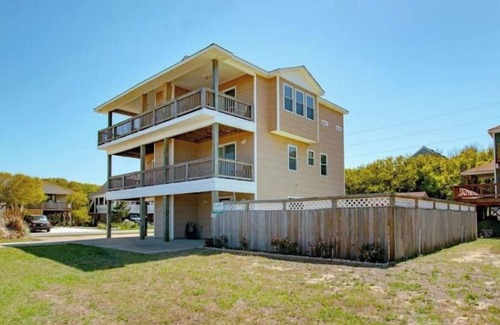 Kill Devil Hills House | Smooth Landing OBX. Steps to the beach!
