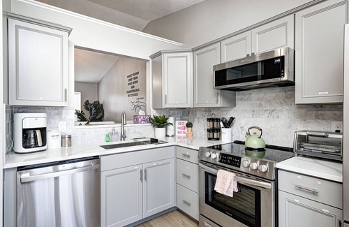 Westfield House | Smores, Scores & Paws | Cozy Ranch Near Grand Park | Firepit, King Bed & Games