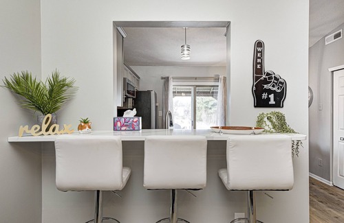 Westfield House | Smores, Scores & Paws | Cozy Ranch Near Grand Park | Firepit, King Bed & Games