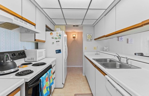 New Smyrna Beach Condo | Smyrna Beach Club 208A Roomy Condo Delight