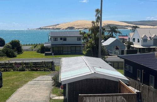 Omapere Apartment | Sneezle Beezle Beach Apartment