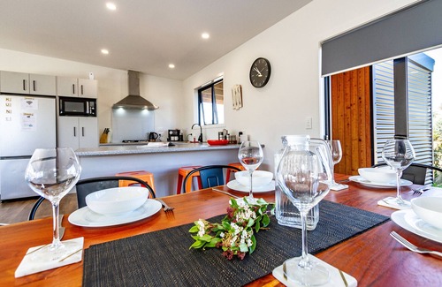 Ohakune House | SnoBox with Hot Tub - Sleeps 7 - Ohakune Holiday Home