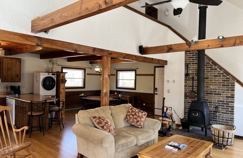 Intervale House | Snow Globe Chalet- minutes to Storyland, hiking, skiing, and Conway attractions!