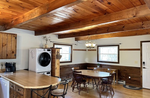 Intervale House | Snow Globe Chalet- minutes to Storyland, hiking, skiing, and Conway attractions!