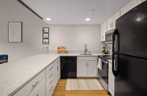West Dover Apartment | Snow Tree Escape | @ Base of Mt.Snow w/Fireplace!