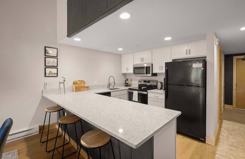 West Dover Apartment | Snow Tree Escape | @ Base of Mt.Snow w/Fireplace!
