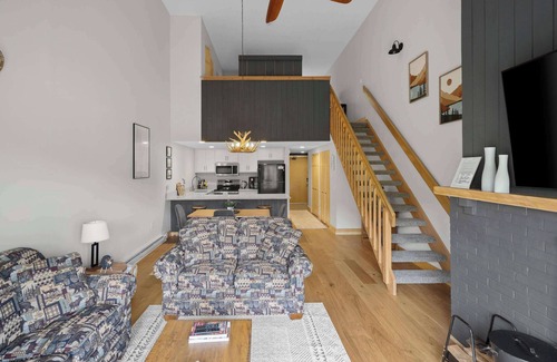 West Dover Apartment | Snow Tree Escape | @ Base of Mt.Snow w/Fireplace!