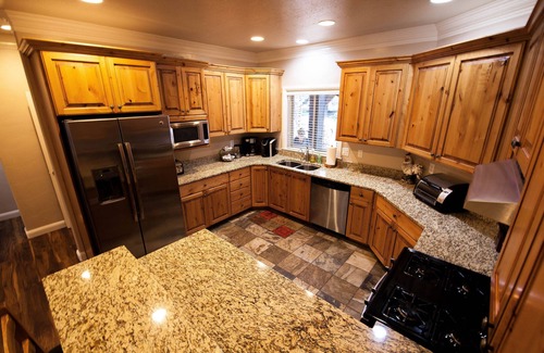 Ogden Condo | Snowbasin Lakeside Luxury 3bd.Hot tub.Garage. 2300sqft