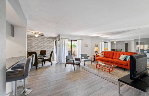 The Movie Colony Condo | Snowbird Delight. Two-minute walk to downtown action. Casino around the corner.