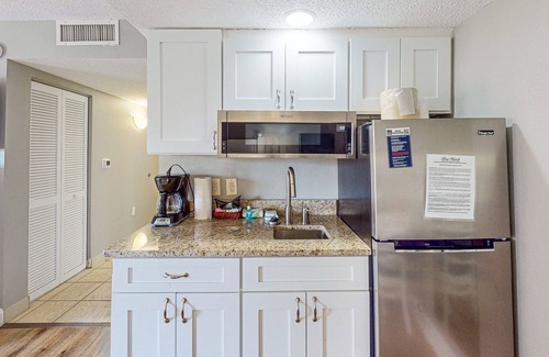 Crescent Beach Apartment | Snowbird-friendly studio with central AC, balcony, hot tub, pool & beach access