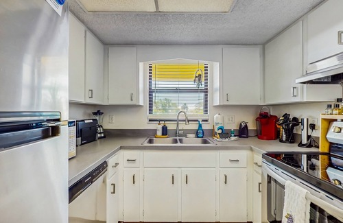 Port Charlotte Condo | Snowbird-Friendly Condo with Shared Pool, Central AC, & Washer/Dryer
