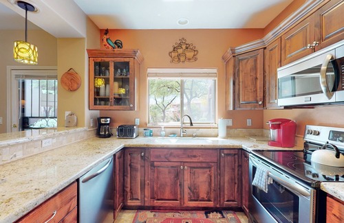 Rancho Vistoso Condo | Snowbird-friendly condo with heated pool, gym, grill, patio, pool spa, clubhouse