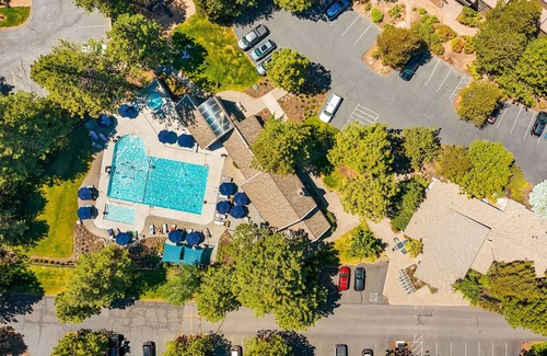 Century West Apartment | Snowcap Escape at Mount Bachelor w/Pool & Hot Tub