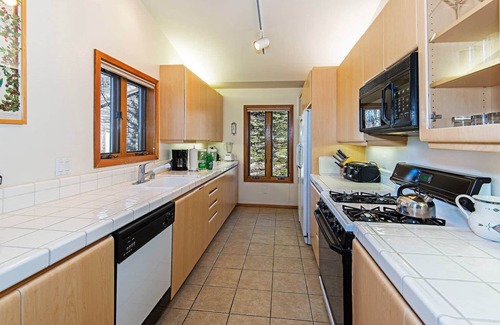Mammoth Lakes Condo | SnowCreek #936 (Phase 5) | Communal Pool & Hot Tub, Near Shuttle to Village