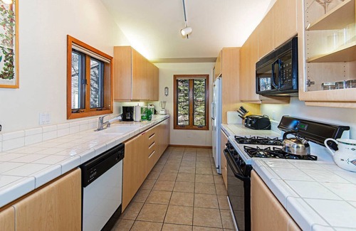 Mammoth Lakes Condo | SnowCreek #936 | Shared Pool & Hot Tub!