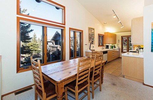 Mammoth Lakes Condo | SnowCreek #936 | Shared Pool & Hot Tub!