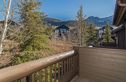 Mammoth Lakes Condo | SnowCreek #936 | Shared Pool & Hot Tub!