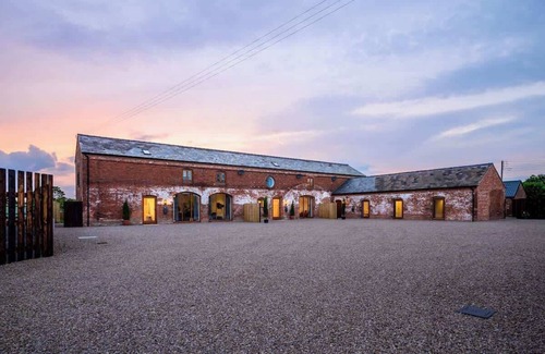Wollerton Apartment | Snowdrop Barn : Hot Tub, Games Room, Pets welcome!