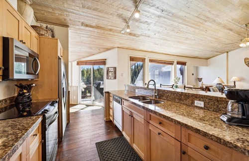 Four O'Clock House | Snowflake Lookout-Ski In/Ski Out Townhome-4 O'clock Area-Private Hot Tub!