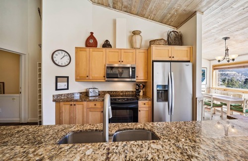 Four O'Clock House | Snowflake Lookout-Ski In/Ski Out Townhome-4 O'clock Area-Private Hot Tub!