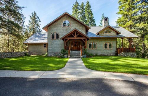 Leavenworth Ski Chalet | Snowgrass Lodge - River, Mountain Views & Hot tub