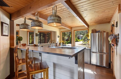 Talmont House | Snowshoe Cabin | 3 Decks, BBQ & Hot Tub!