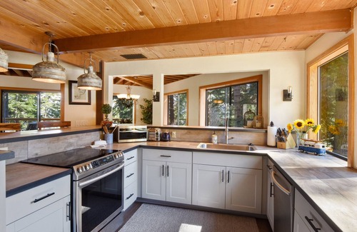 Talmont House | Snowshoe Cabin | 3 Decks, BBQ & Hot Tub!