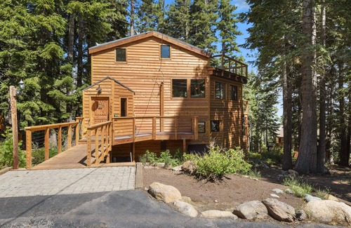 Talmont House | Snowshoe Cabin | 3 Decks, BBQ & Hot Tub!