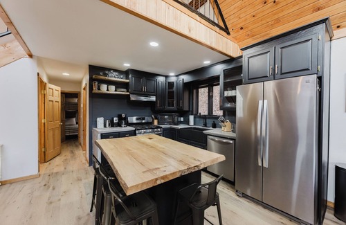 Mountain Base House | Snowshoe Modern Cabin | Hot Tub + Mtn Views