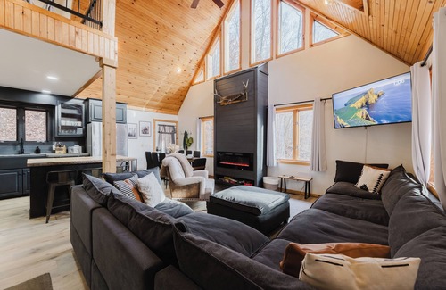 Mountain Base House | Snowshoe Modern Cabin | Hot Tub + Mtn Views