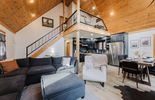 Mountain Base House | Snowshoe Modern Cabin | Hot Tub + Mtn Views