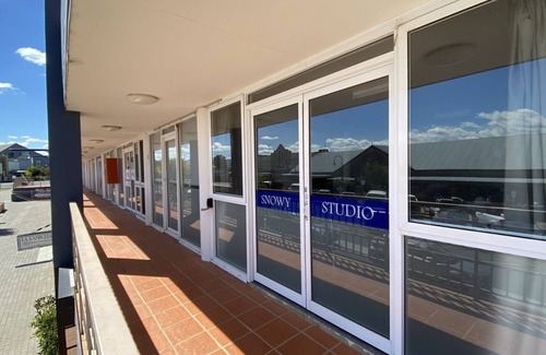 Jindabyne Apartment | Snowy Studio - Super Central Location l WiFi