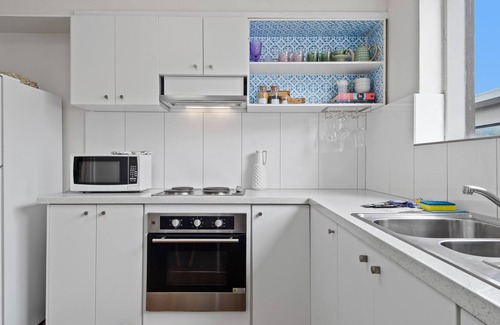 Ascot Vale Apartment | Snug 2-Bed in an Unbeatable Location