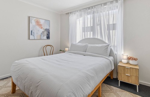 Ascot Vale Apartment | Snug 2-Bed in an Unbeatable Location