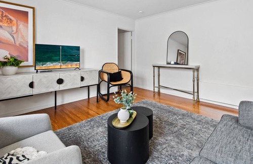 Ascot Vale Apartment | Snug 2-Bed in an Unbeatable Location