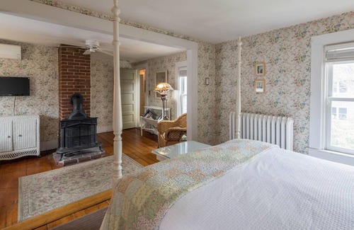 Provincetown Bed & Breakfast | Snug Cottage