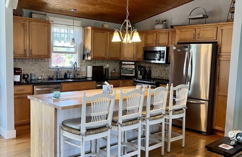 Snug Harbor House | SNUG HARBOR in South Kingstown, RI.POOL, Yard, Deck.Close to Beach & Seafood.