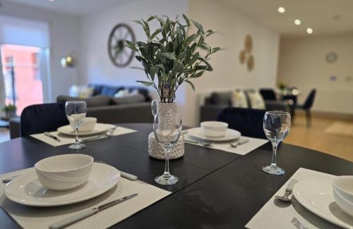 Whyteleafe Apartment | Snuggle Inn Serviced Apartments, Great choice for large groups, Contractors, Business Executives and Family Vacations in the stunning valley of Surrey Hills, secure Private Parking, Offering Easy Train Access to London, Gatwick airport, M25