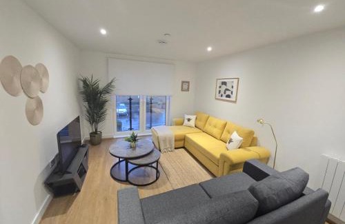 Whyteleafe Apartment | Snuggle Inn Serviced Apartments, Great choice for large groups, Contractors, Business Executives and Family Vacations in the stunning valley of Surrey Hills, secure Private Parking, Offering Easy Train Access to London, Gatwick airport, M25