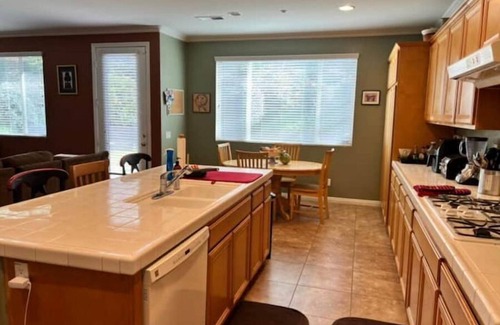 Highland House | So. Cal Living near Redlands- Beautiful 3,000 sq. ft. HOME - access to jacuzzi!