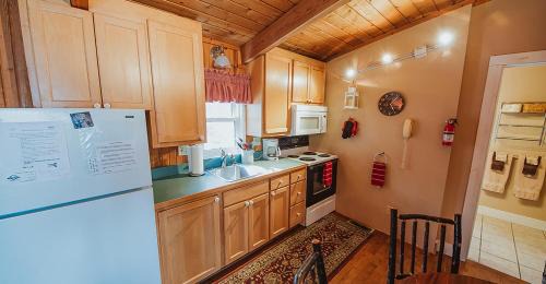 Heltonville House | Soaring Eagle Cabin