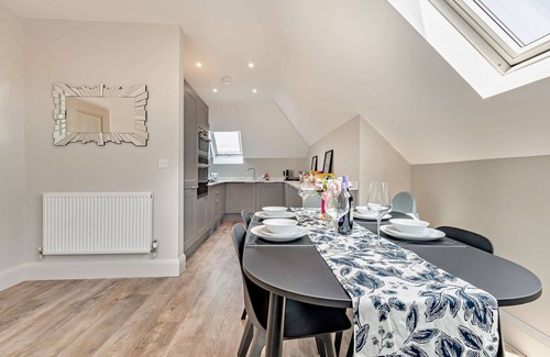 Southbourne Apartment | SOBO Loft – Sleek Southbourne 2-Bed Near to Beach