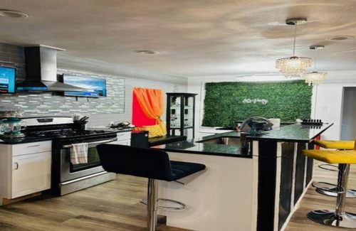 DeSoto House | Social Retreat, Relax or Fun! (OVER AGE OF 25 ONLY CAN RENT NO PARTIES