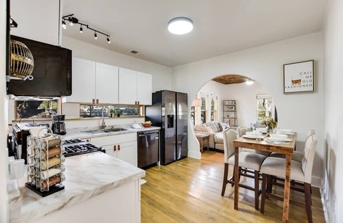 Bouldin House | SoCo - Creekside Bungalow - Portoro