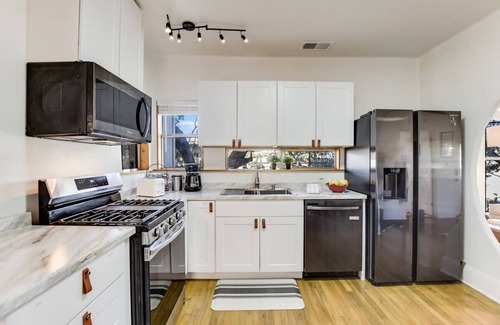 Bouldin House | SoCo - Creekside Bungalow - Portoro