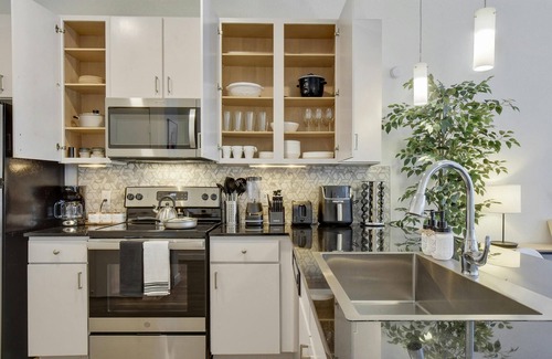 Bouldin Apartment | SoCo Urban Paradise - Best Location! - Pool, Gym, Rooftop, Free Parking