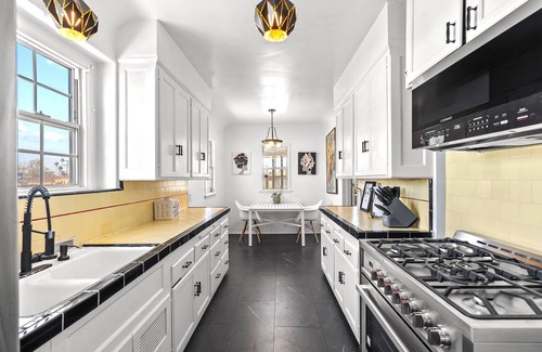 Los Angeles House | SoFi Kia Intuit 3 Bedrooms, 3 Full Bathrooms Sleeps 8, PATIO w BBQ Free Parking