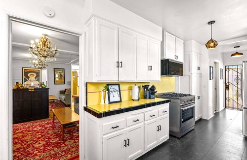 Los Angeles House | SoFi Kia Intuit 3 Bedrooms, 3 Full Bathrooms Sleeps 8, PATIO w BBQ Free Parking